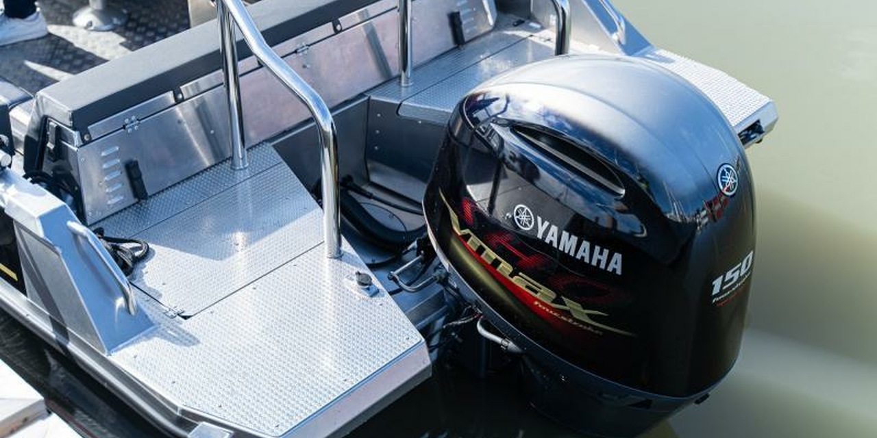 Buster XXL Boat Yamaha VMAX engine