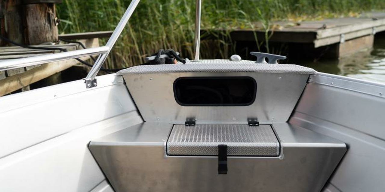Buster boat lx Bow